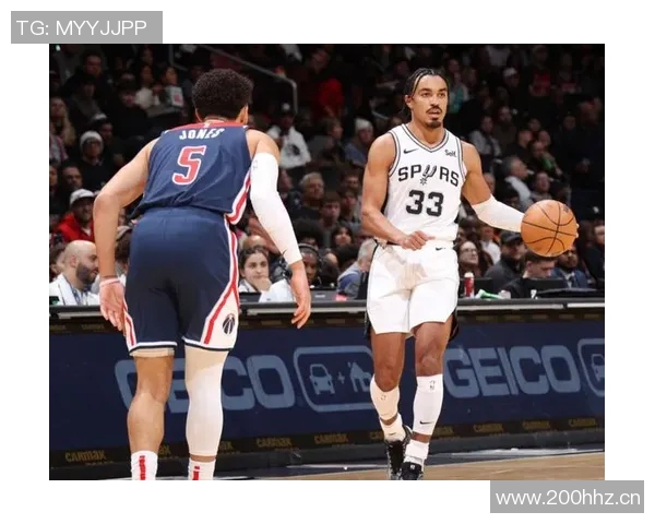 文班在挡拆后华丽转身空接背扣展现惊人弹跳与技巧