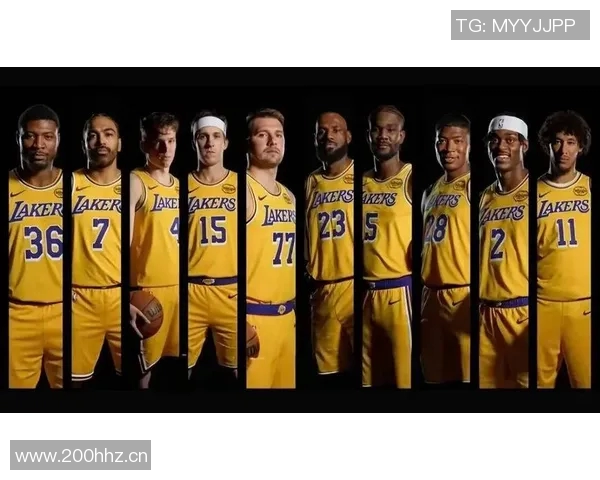 湖人训练场景曝光斯玛特紧逼八村里夫斯全力防守展现团队默契